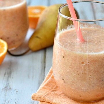This detox smoothie made with fresh fruit starts your day off right - from BiscuitsandBurlap.com