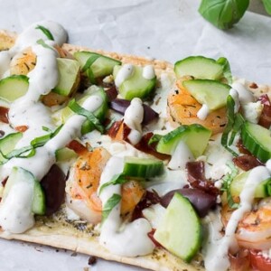 Greek Style Flatbread Pizza from BiscuitsandBurlap.com