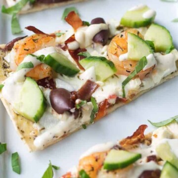 Greek Style Flatbread Pizza from BiscuitsandBurlap.com