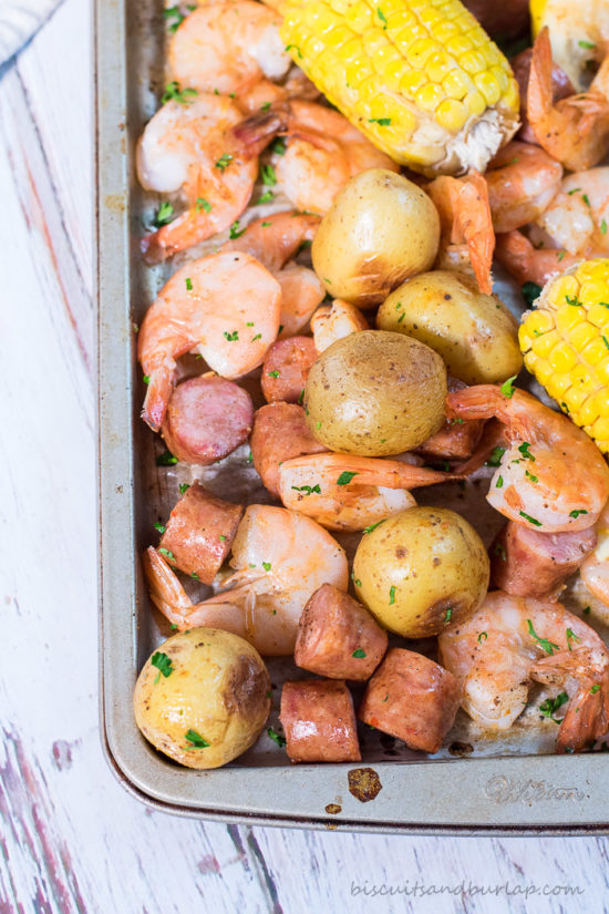  Low Country Boil Sheet Pan Abendessen ab BiscuitsandBurlap.com 