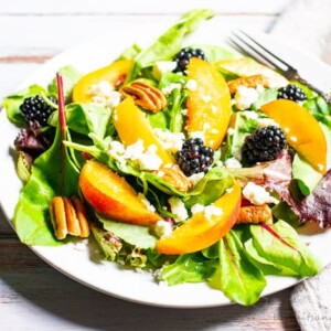 Salad with peaches, blackberries, pecans and basil vinaigrette