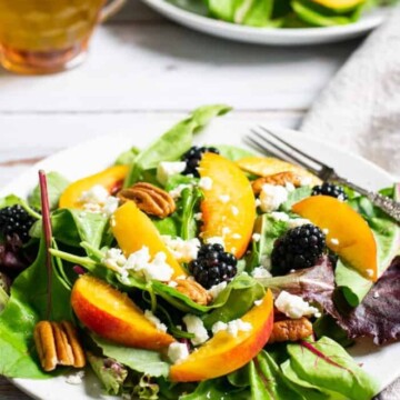 Salad with peaches, blackberries, pecans and basil vinaigrette