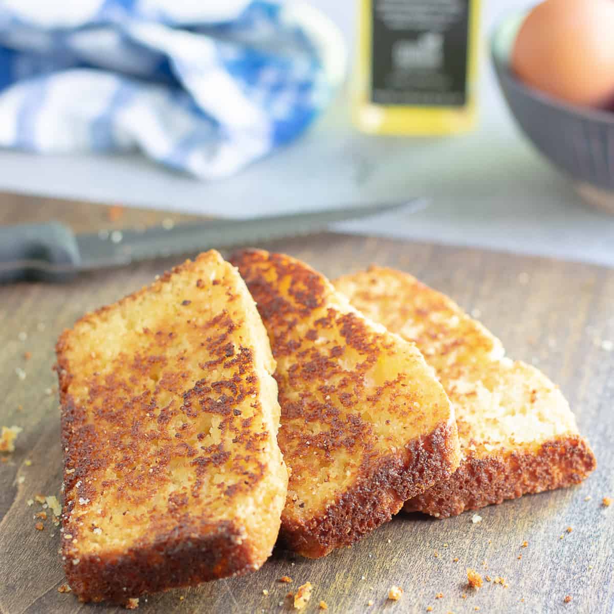 3 slices of toasted cornbread.