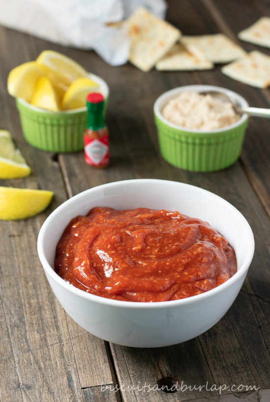 coquetel sauce with lemons, horseradish and crackers