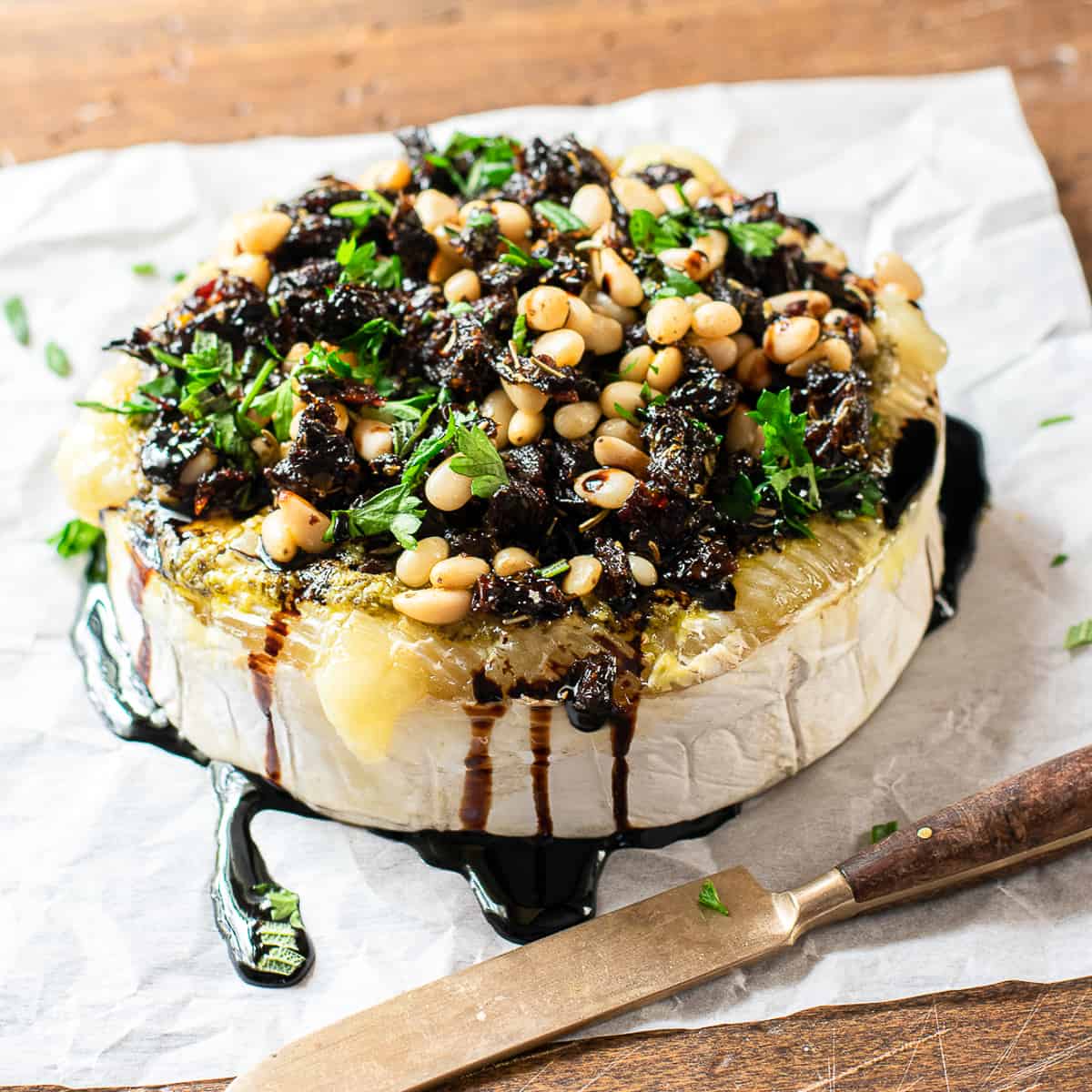 baked brie with toppings.