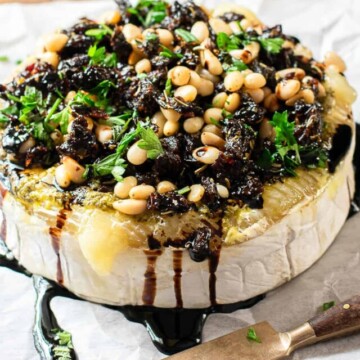 baked brie with toppings.