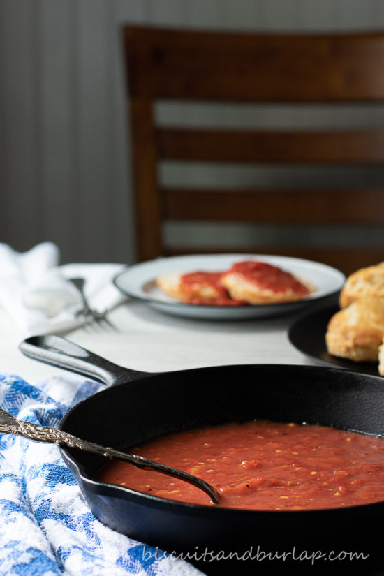 tomto gravy in skillet