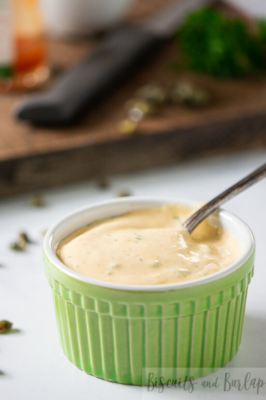 remoulade sauce in green bowl