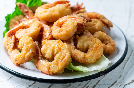  crevettes frites dans une assiette 