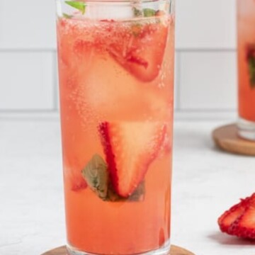 strawberry-basil-cocktail-with-gin