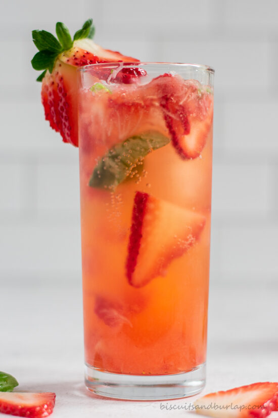 strawberry-basil-cocktail-with-gin