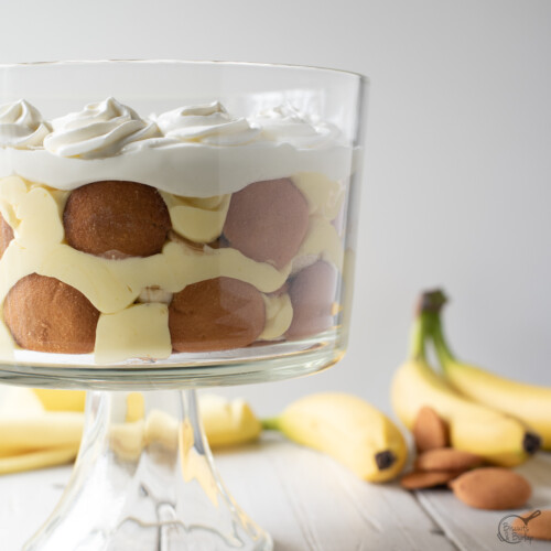 square image of banana pudding in trifle dish.
