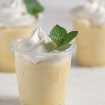 Mint julep pudding shots on white background